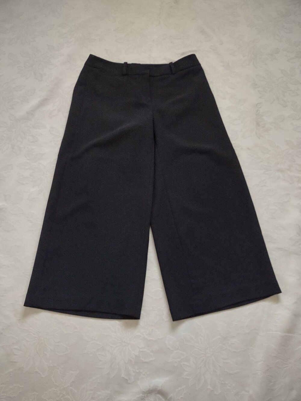 WHBM black crepe wide leg crop Capri bermuda pants